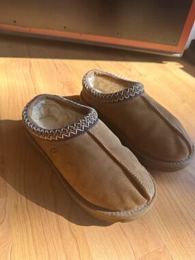 UGG Women’s  Chestnut Tasman Slippers